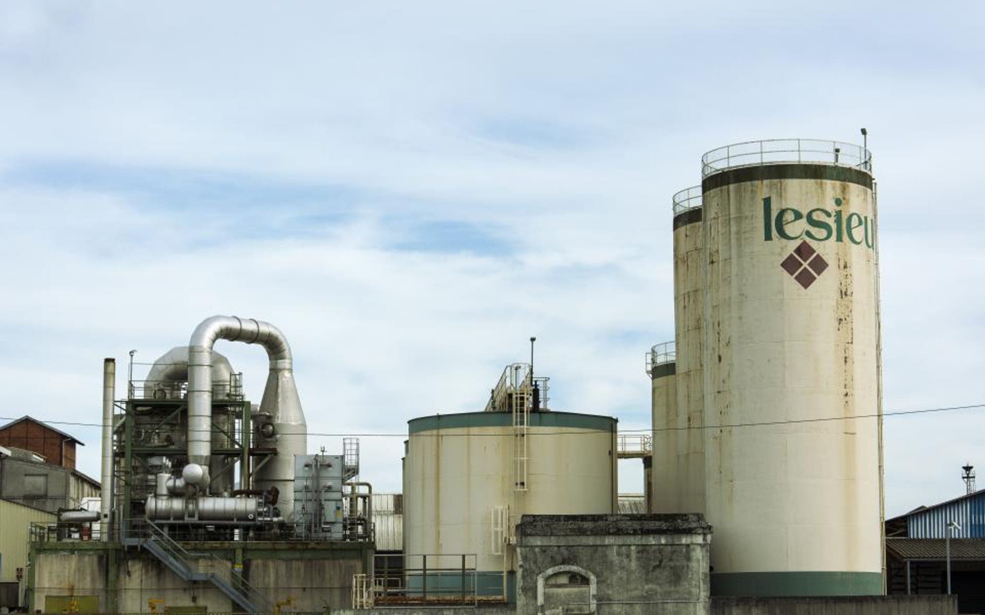 Processing plant with storage silos, ducting and pipework